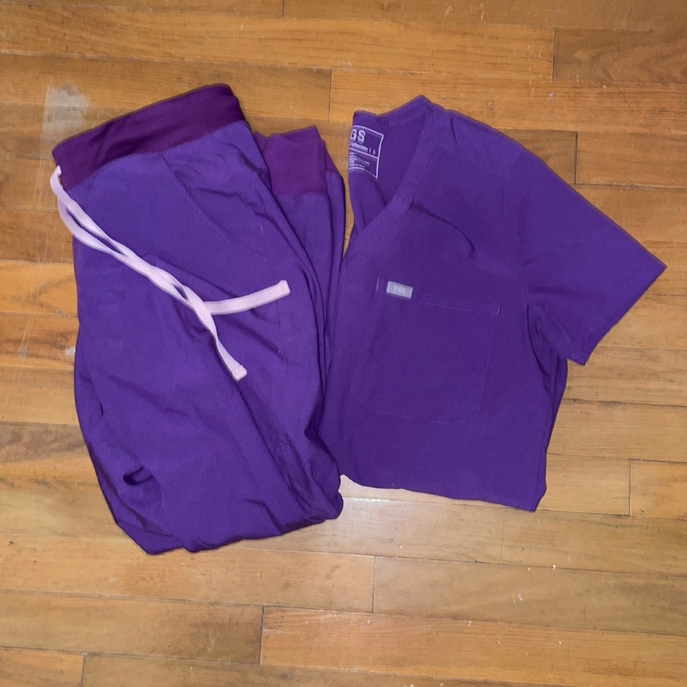 Figs one pocket scrub top and jogger pants